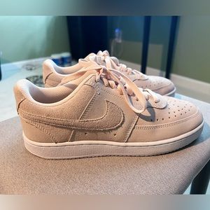 NIKE COURT VISION LOW SUEDE PINK